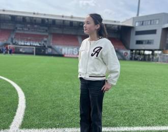 12-jarige Olivia zingt Mestreechs volkslied bij MVV-VVV